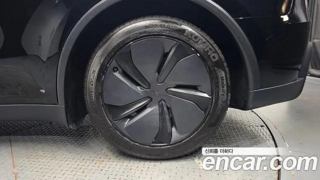 Tesla Model Y — Фото автомобиля 5