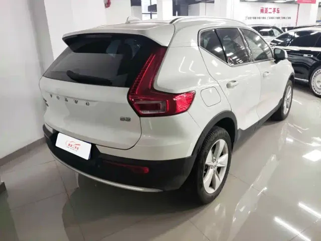 Volvo XC40 — Фото автомобиля 3