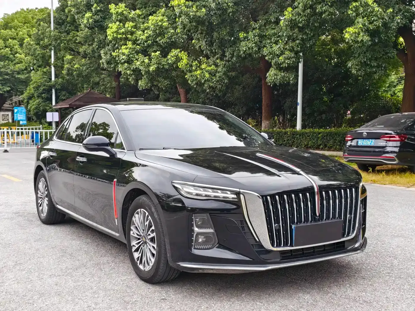 Hongqi Hongqi H5 2023 1.5T DCT Smart Connect Joy Edition — Фото автомобиля 3