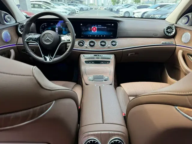 Mercedes-Benz E-Class — Фото автомобиля 6