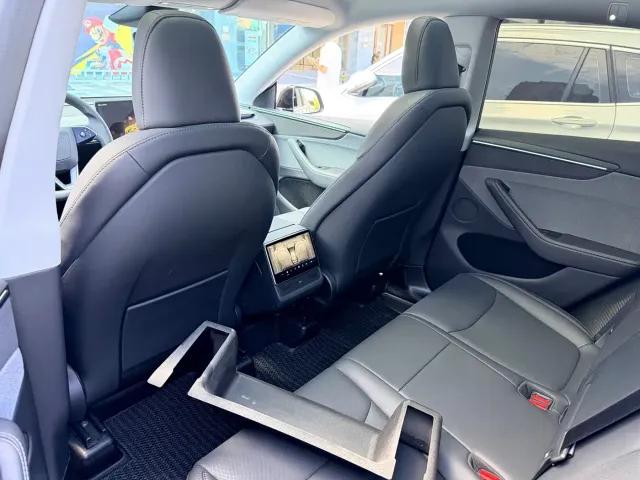 Tesla Model Y — Фото автомобиля 12