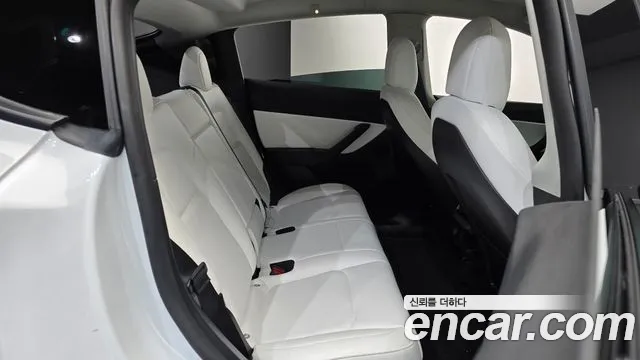 Tesla Model Y — Фото автомобиля 17