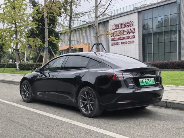 Tesla Model 3 — Фото автомобиля 16