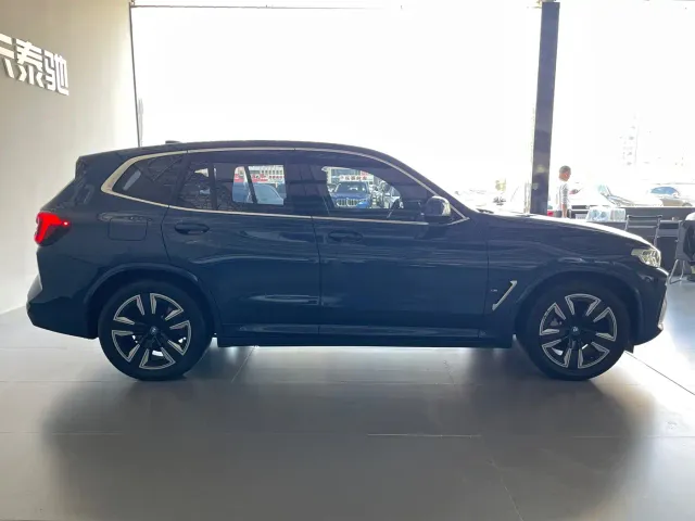 BMW iX3 — Фото автомобиля 7