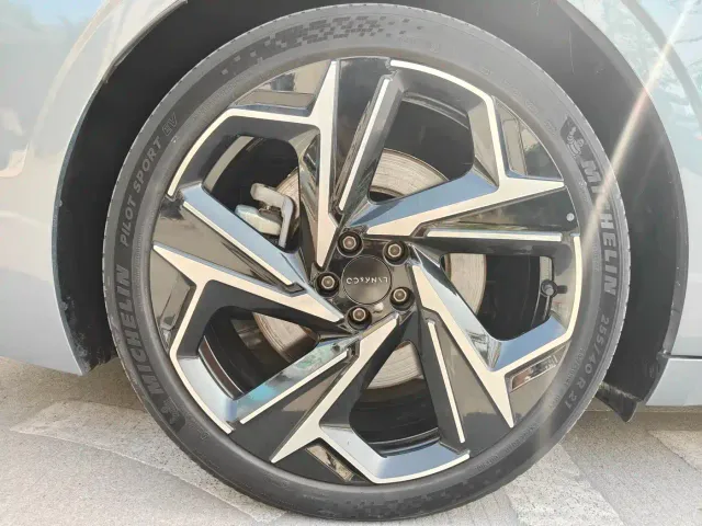 Lynk & Co Z10 — Фото автомобиля 12