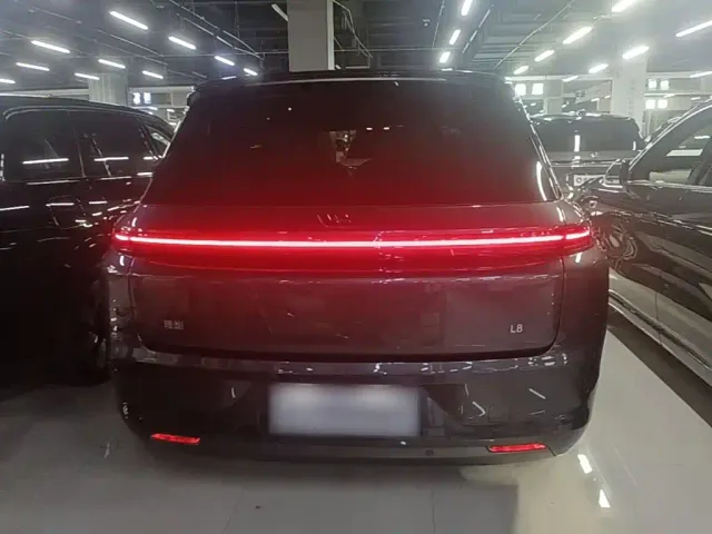 Li Auto L8 — Фото автомобиля 5