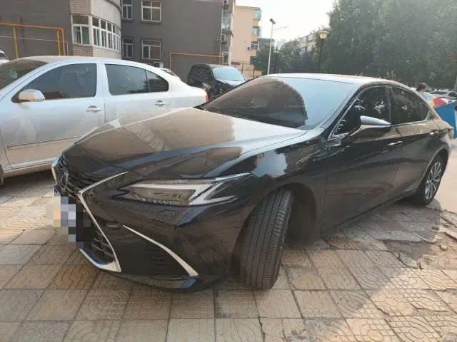 Фотография автомобиля — Lexus ES
