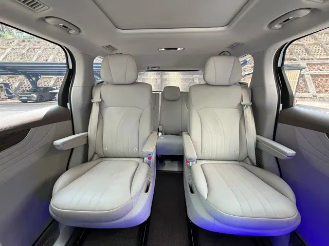 Roewe iMAX8 — Фото автомобиля 14