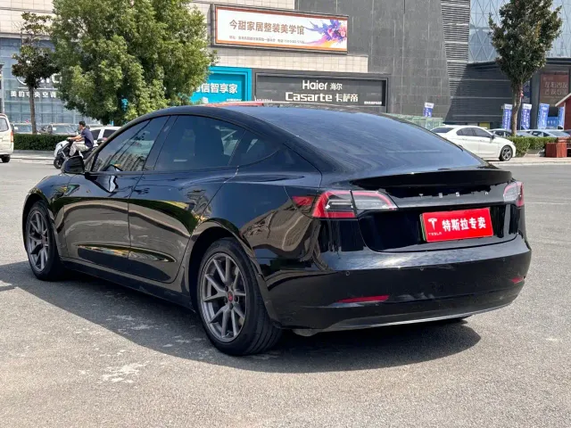 Tesla Model 3 — Фото автомобиля 9