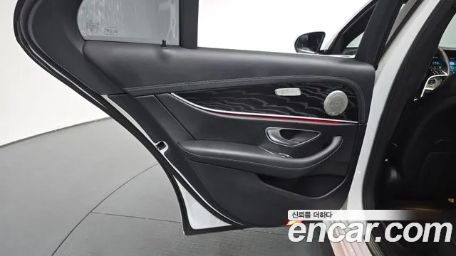 Mercedes-Benz E-Class — Фото автомобиля 23