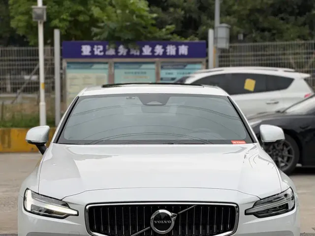 Volvo S60 — Фото автомобиля 2