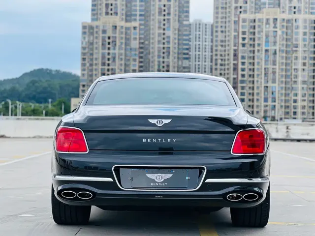 Bentley Flying Spur — Фото автомобиля 12