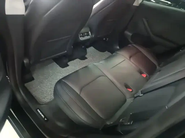 Tesla Model Y — Фото автомобиля 16