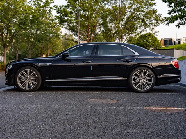 Bentley Flying Spur — Фото автомобиля 13