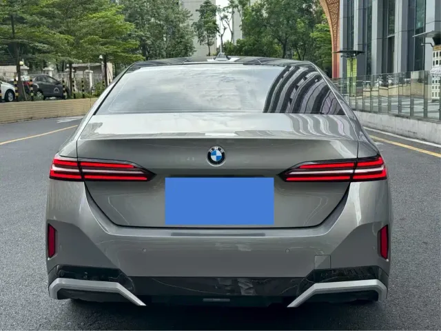 BMW 5 Series — Фото автомобиля 3