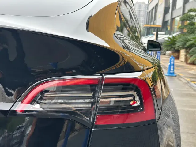 Tesla Model Y — Фото автомобиля 18