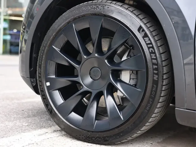 Tesla Model Y — Фото автомобиля 13