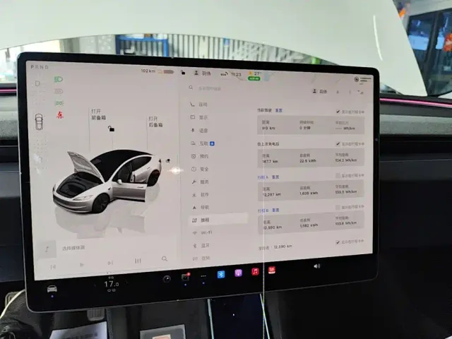Tesla Model 3 — Фото автомобиля 12