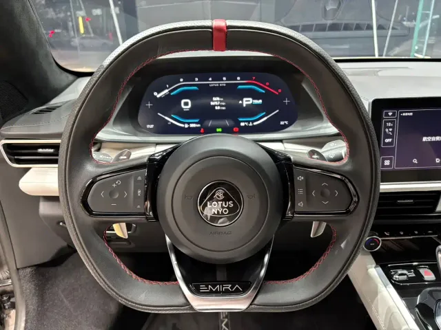 Lotus Emira — Фото автомобиля 9