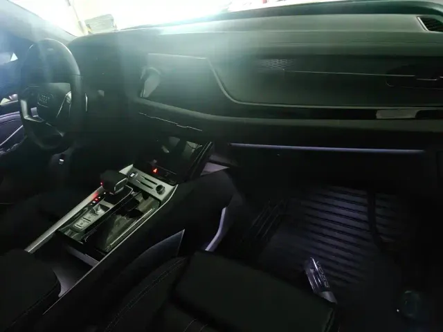 Audi Audi Q6 2024 40 TFSI quattro Cloud View Yulin Package 7-seater — Фото автомобиля 12