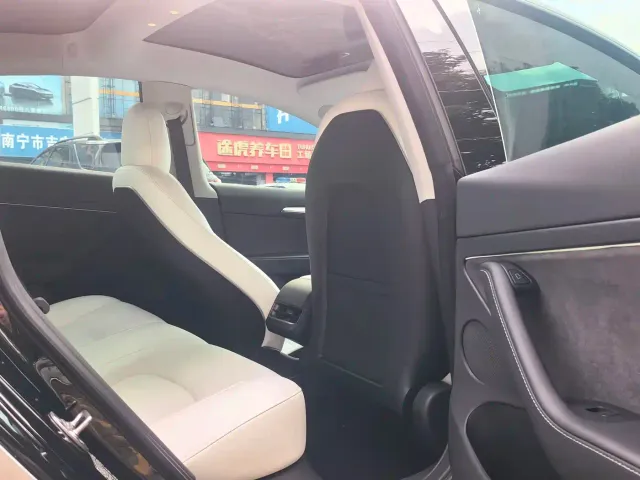 Tesla Model 3 — Фото автомобиля 12