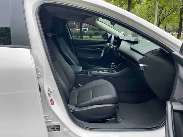 Mazda Axela — Фото автомобиля 10