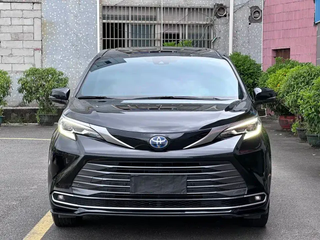 Toyota Sienna — Фото автомобиля 2