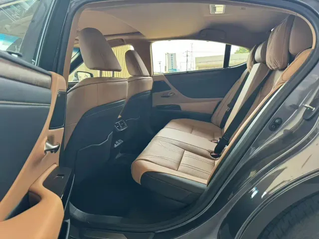 Lexus ES — Фото автомобиля 12