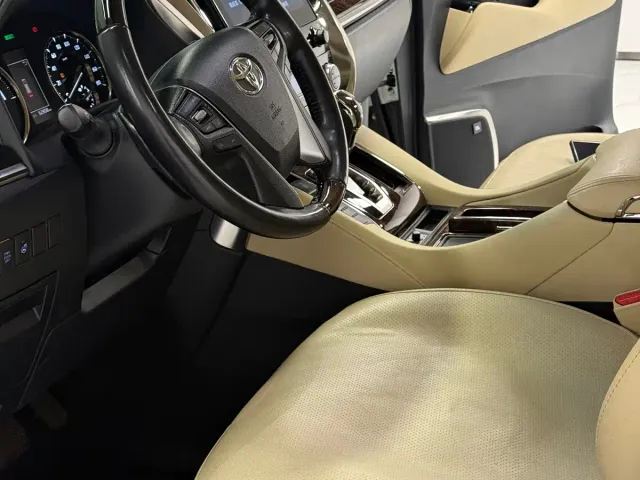 Toyota Alphard — Фото автомобиля 10