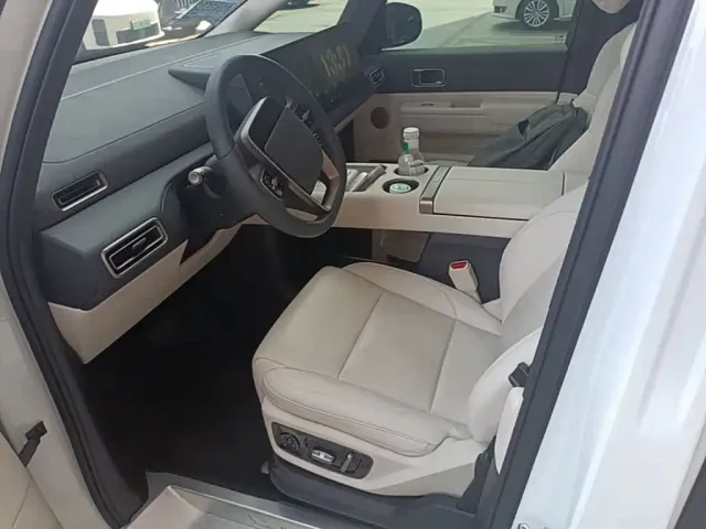 Li Auto MEGA — Фото автомобиля 14