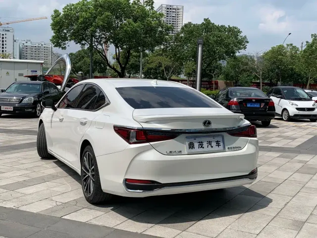 Lexus ES — Фото автомобиля 7