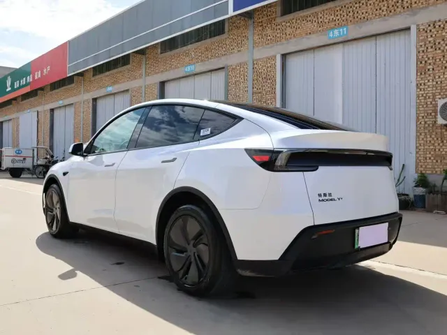 Tesla Model Y — Фото автомобиля 14