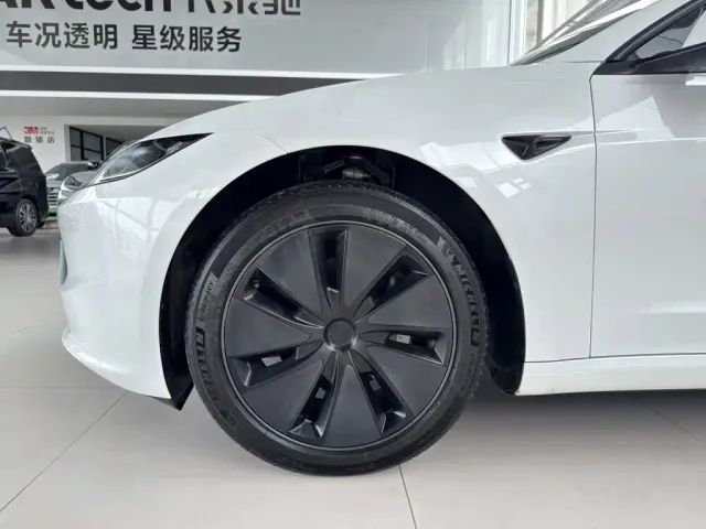 Tesla Model 3 — Фото автомобиля 6