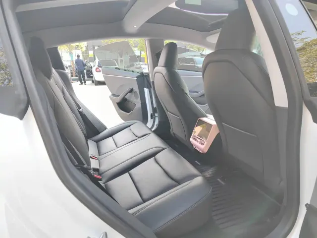 Tesla Model 3 — Фото автомобиля 14