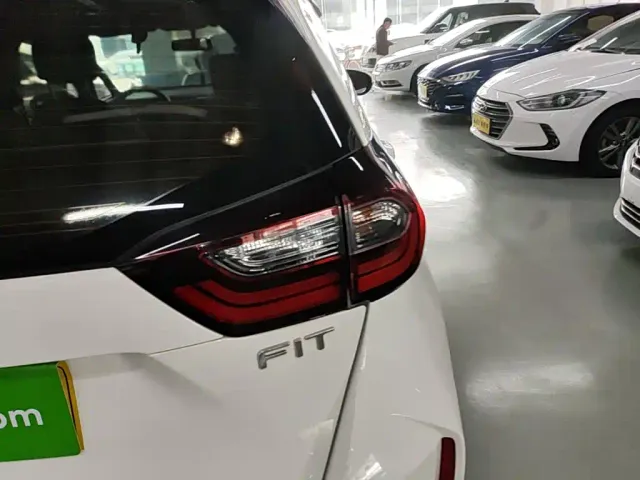 Honda Fit — Фото автомобиля 7