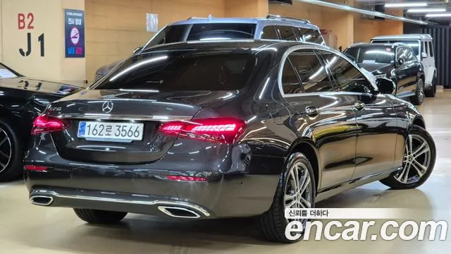 Mercedes-Benz E-Class — Фото автомобиля 2