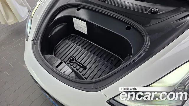 Tesla Model 3 — Фото автомобиля 9
