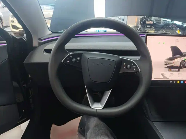 Tesla Model 3 — Фото автомобиля 10
