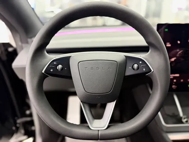 Tesla Model Y L — Фото автомобиля 12