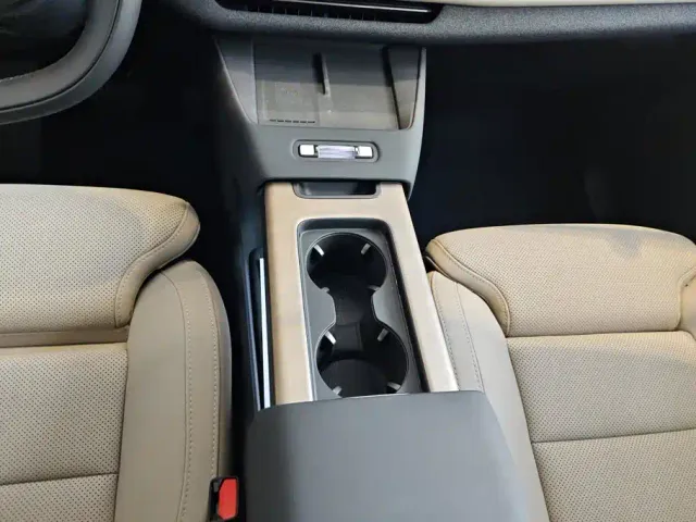 Volvo XC70 Plug-in Hybrid — Фото автомобиля 16