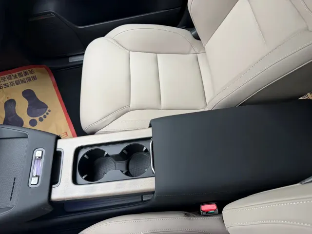 Volvo XC70 Plug-in Hybrid — Фото автомобиля 12