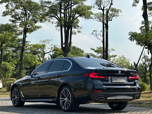 BMW 5 Series — Фото автомобиля 4