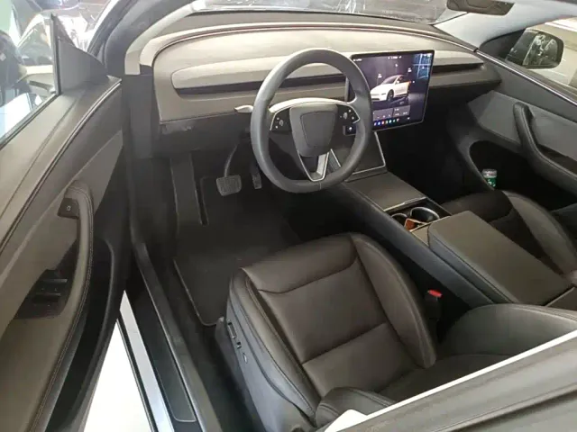 Tesla Model Y — Фото автомобиля 15