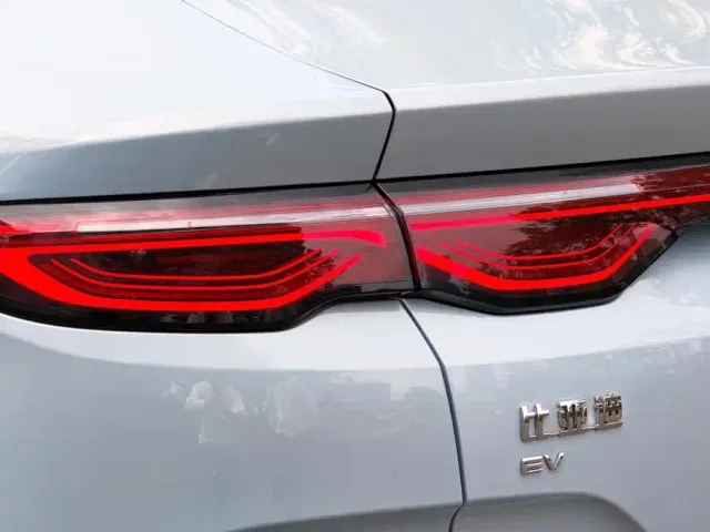 BYD Qin L — Фото автомобиля 9