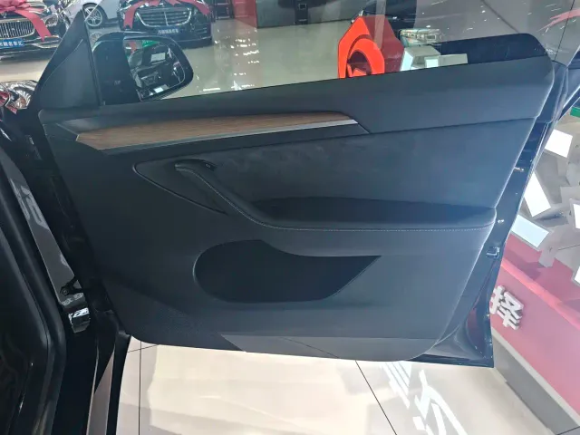 Tesla Model Y 2022 Rear-Wheel Drive Version — Фото автомобиля 16