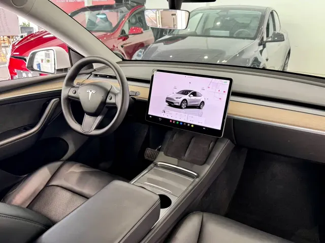 Tesla Model Y — Фото автомобиля 8