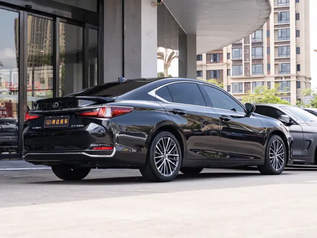Lexus ES — Фото автомобиля 3