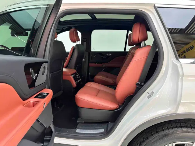 Lincoln Aviator — Фото автомобиля 10