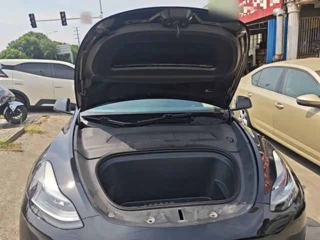 Tesla Model Y — Фото автомобиля 19
