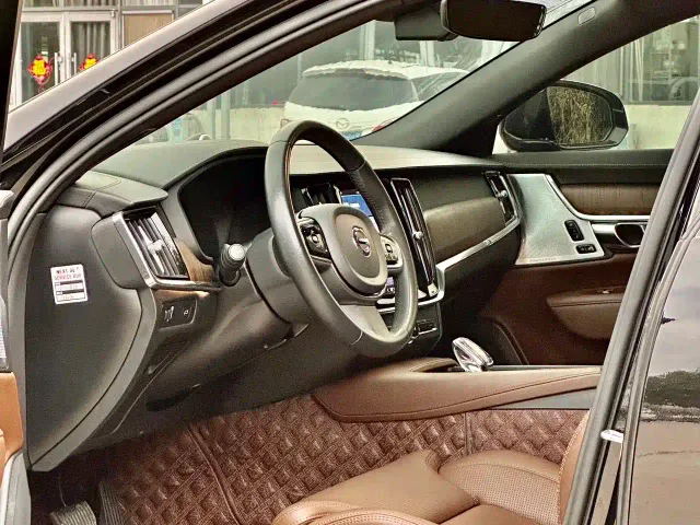 Volvo S90 — Фото автомобиля 4